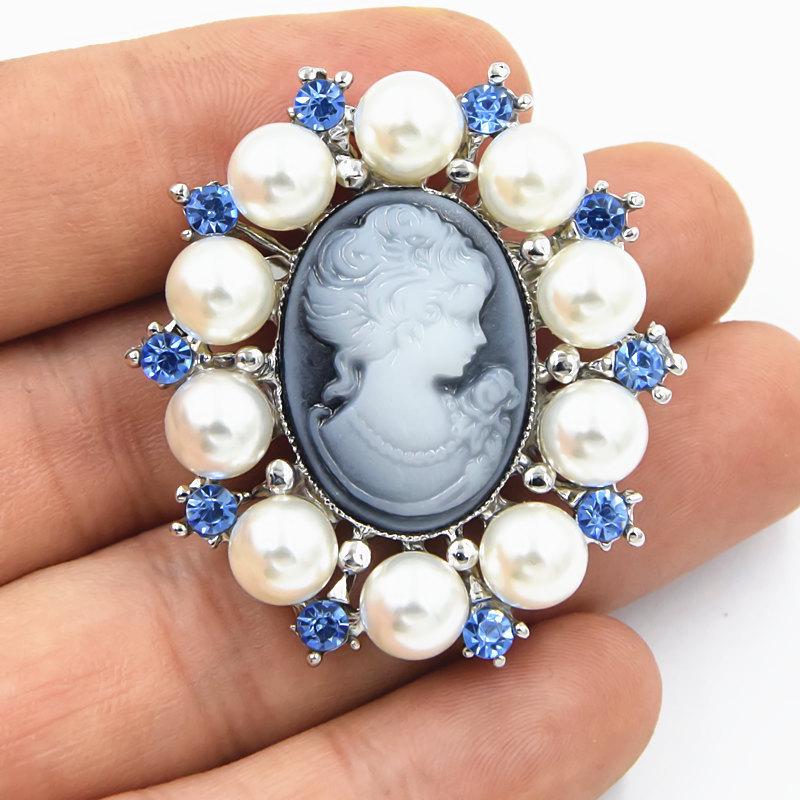 Stylish European & American Vintage Cameo Queen Brooch: Elegant Woman Head Lapel Pin Accessory