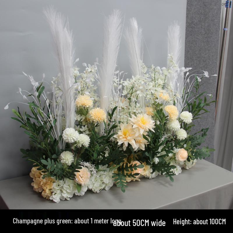 Hochzeitsgangdekoration im New Forest-Stil mit Blumen und Federn