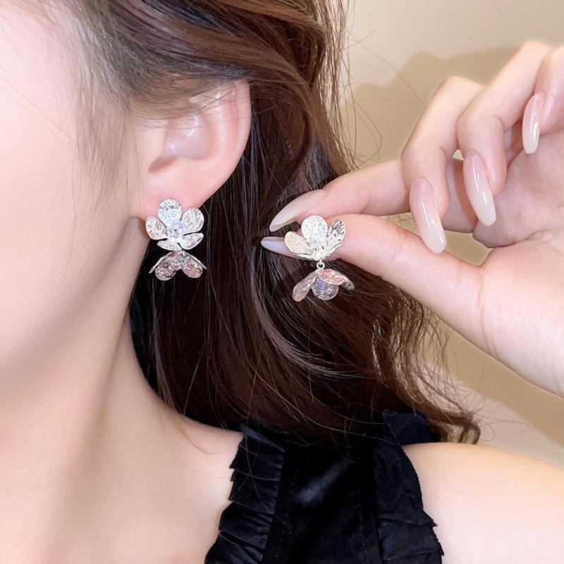 Boucles d'Oreilles Clous Fleur en Métal Français Élégantes pour Femmes - Haut de Gamme, Tendance, Polyvalentes, Style Cool