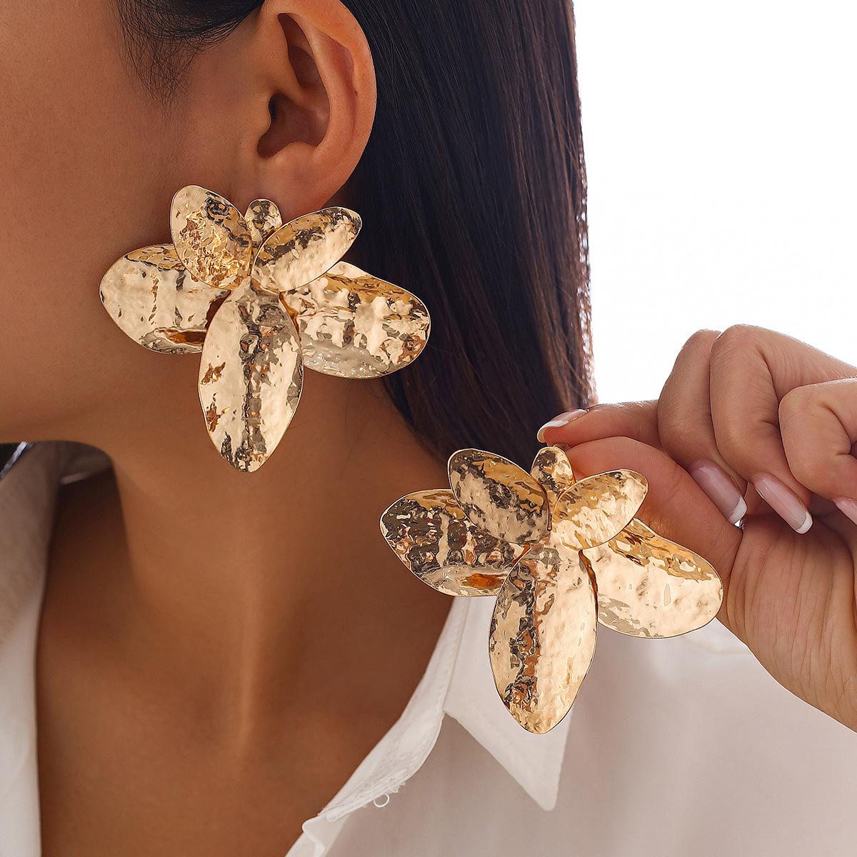 Fashion Irregular Metal Petal Collar Female Personality Three-Dimensional Flower Collarbone Necklace Choker