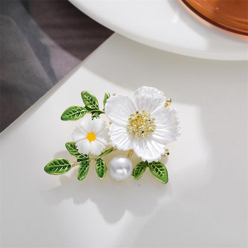White Enamel Daisy Sweet Brooches for Women Korean Fashion Boho Fairy Flower Green Enamel Metal Pins Suit Clothes Zircon