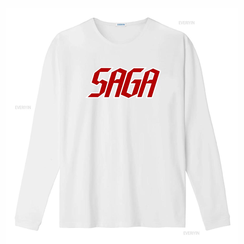 Saga Band Logo Schwarzes T-Shirt Alle Größen Verfügbar Kräftiges Rot-Weißes Design für Musikfans Bequemes Baumwollgewebe Perfekt