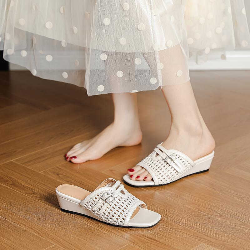 Korean version of hollowed-out woven thick-heeled cool slippers for women to wear 2025 summer new retro open-toed lazy slippers