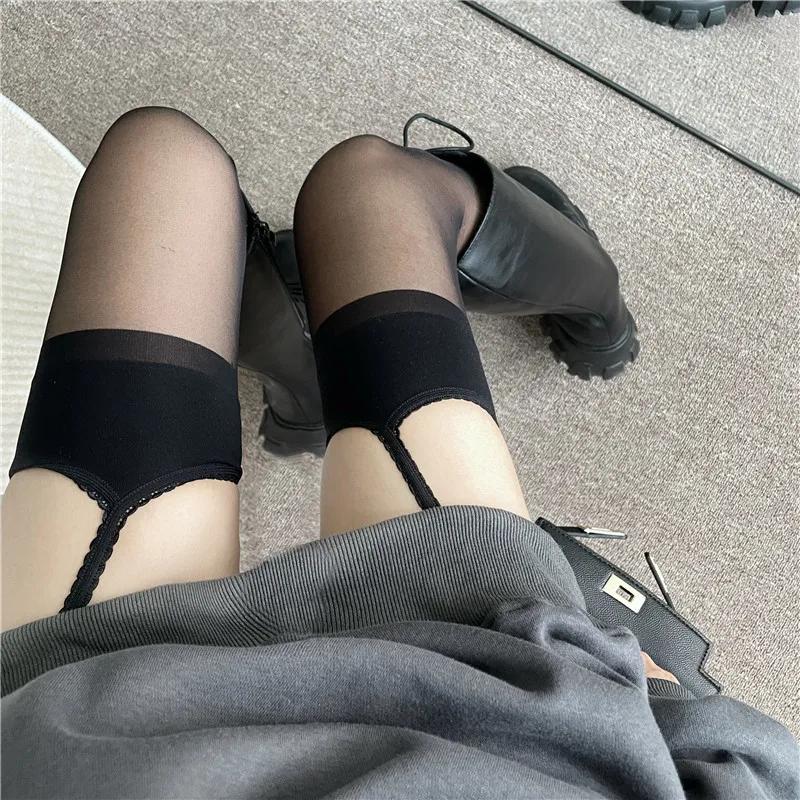 Seksualios moteriškos pėdkelnės atviru klynuku, iki šlaunų aukščio, su petnešėlėmis, kūno pėdkelnės, aptemptos, dryžuotos, mozaikinės