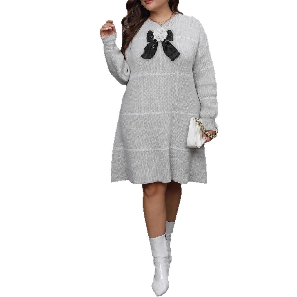 Herbst- und Winterkleid, Pulloverkleid, Übergrößen-Damenkleid mit Streifen, Kontrastfarben, Schleifen und Handhäkelarbeit