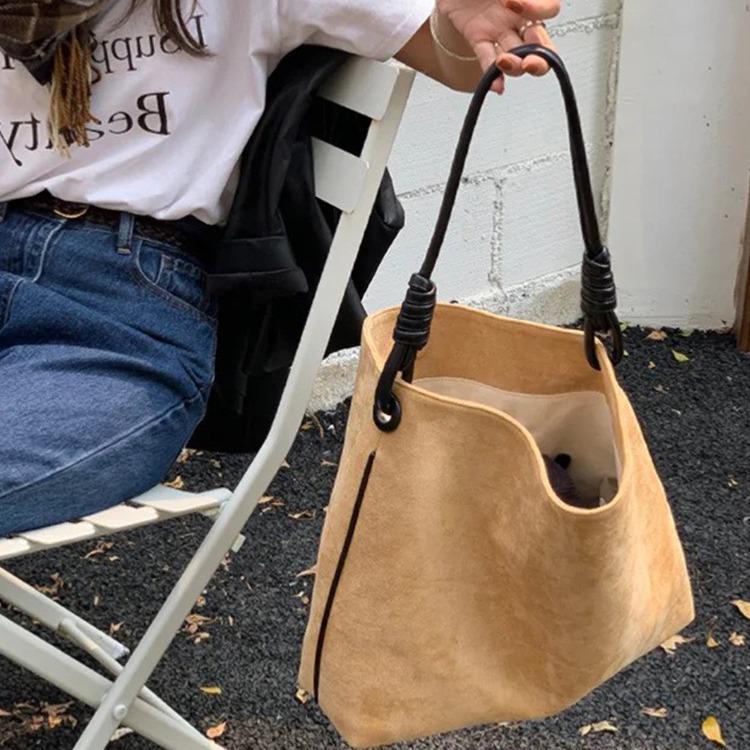 Korean Retro Plush Bucket Bag: 2023 Winter Collection, Large Capacity, Single Shoulder & Hand-Held Women's Bag