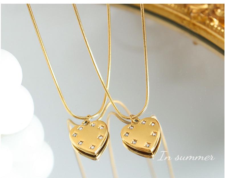 Versatile French Heart-Shaped Clavicle Necklace: Light Luxury Titanium Steel Jewelry for Women