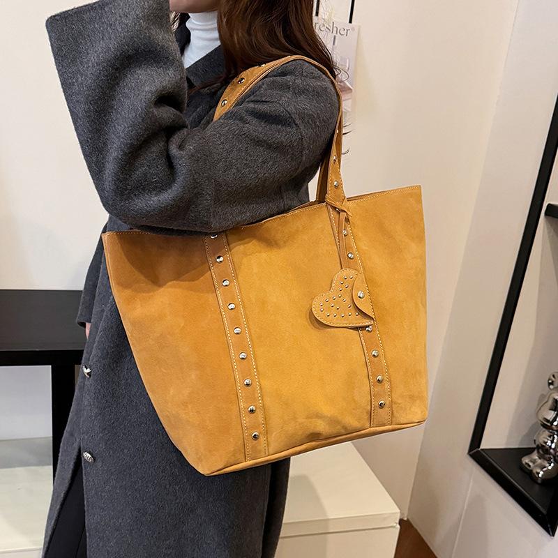 

Нишевая дизайнерская сумка-тоут на одно плечо подмышку с заклепками, повседневная модная женская сумка, тренд 33*14*32 коричневый