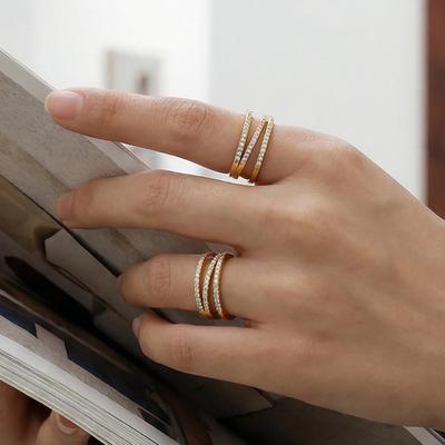 Anello aperto placcato oro a tre strati con zirconi, design chic a croce