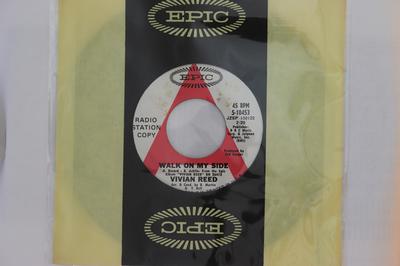 Disque 7 pouces VIVIAN REED - Walk On My Side / Look The Other Wa 510453 Epic US Soul/Funk Occasion