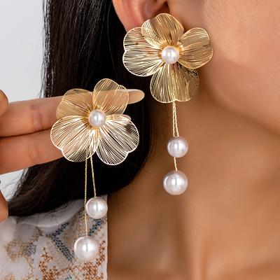 European New Temperament Computer Piece Petal Shape Inlaid Pearl Stud Earrings Personalized Temperament Earrings