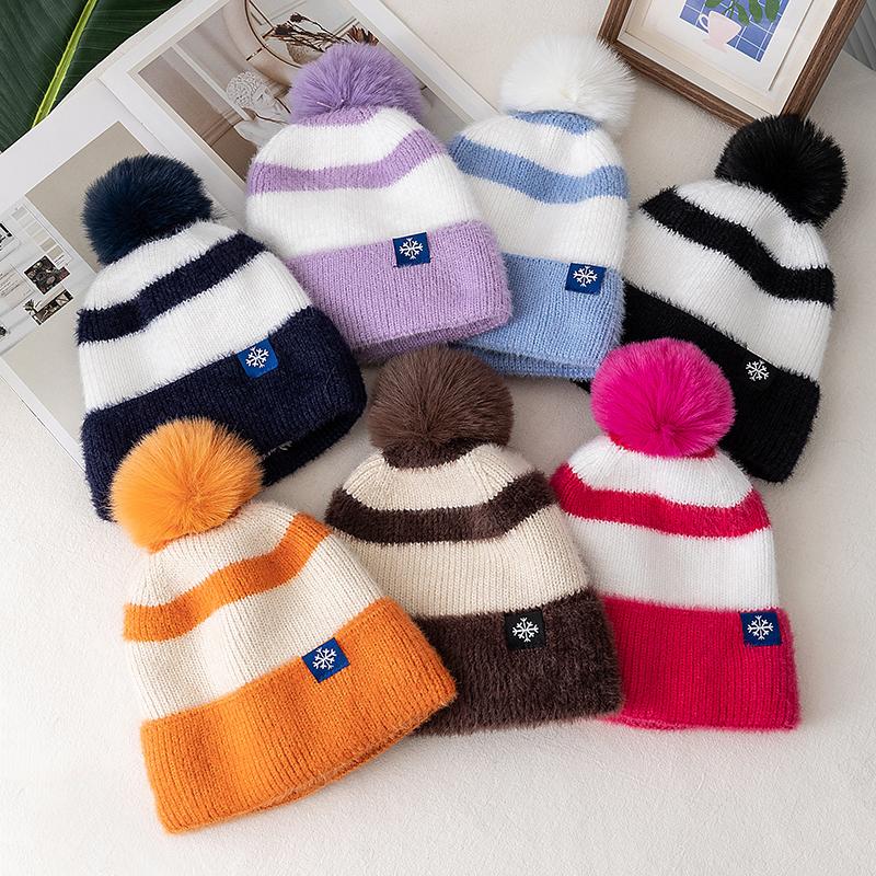 New Style Snow Label Beanie Hat Color Blocked Style Plush Fur Lined Pompoms Warm Winter Hat Fashion Y2k Beanie For Woman Girl