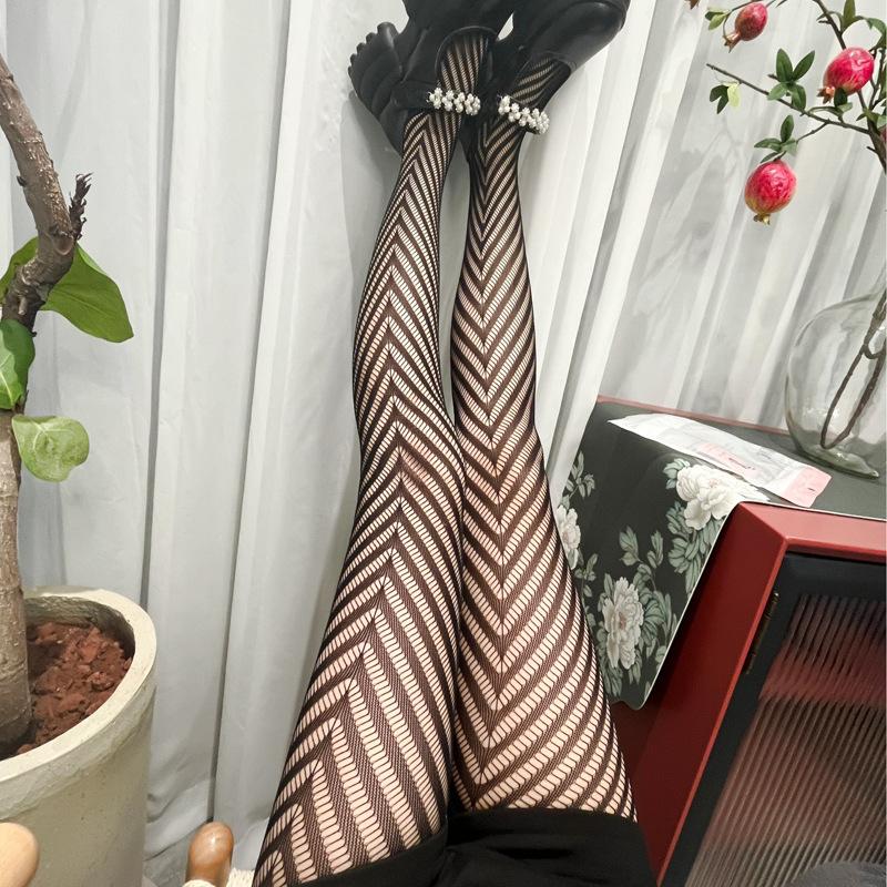 Women's Thin Fishnet Pantyhose with Diagonal Weave, Trendy, Sexy, Slimming, Leg-enhancing, European and American Style Black Fishnet Stockings