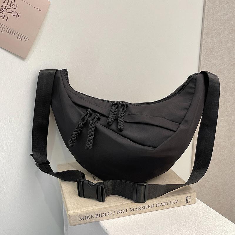 

2024 новый летний простой модный тренд сумки-пельменя простая сумка через плечо простая модная сумка-мессенджер нишевая сумка чёрный