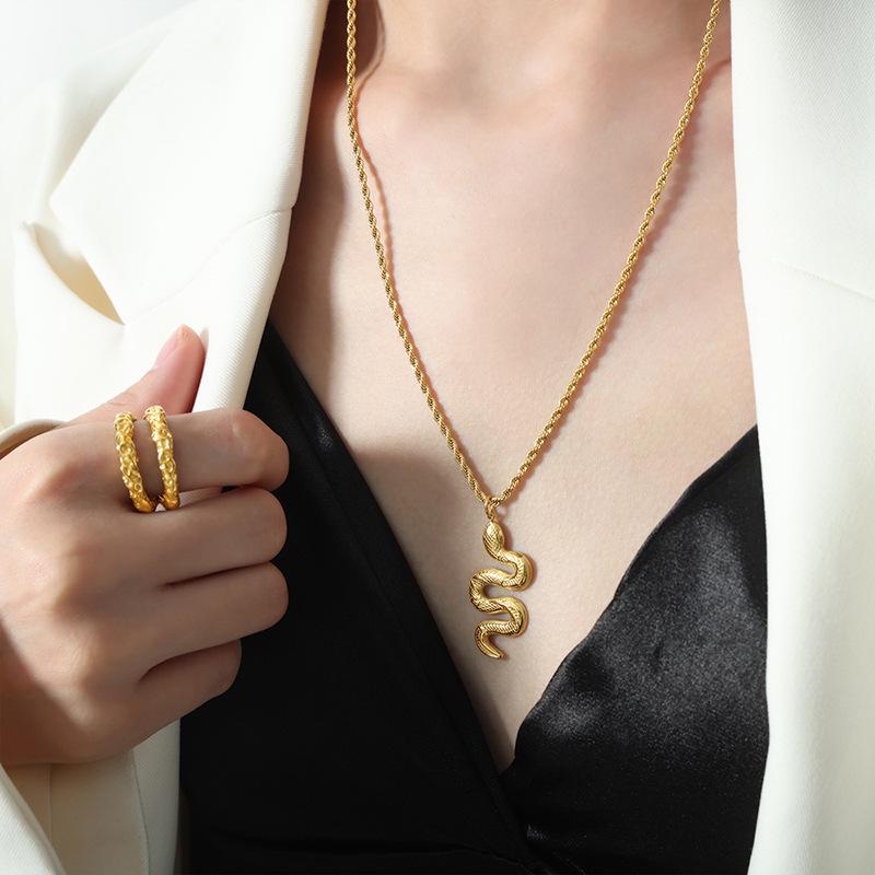 18K Gold Empress Dowager Snake Pendant Necklace, Titanium Steel Twisted Chain, Hip Hop Collarbone Jewelry.