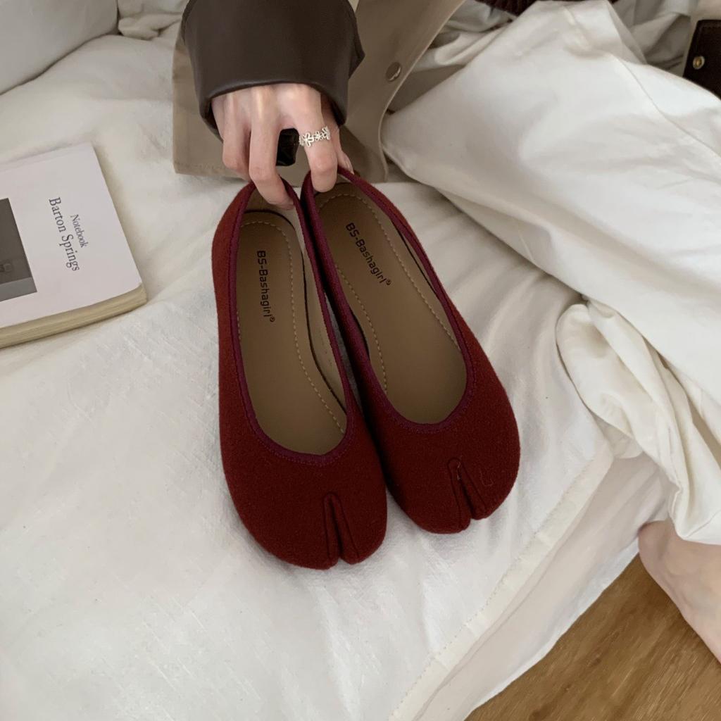 Flat-bottomed split-toed pig's trotters women's shoes 2025 autumn thumb horseshoe beanie shoes retro suede single shoes