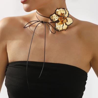 Vintage Exaggerated 3D Pleated Flower Pendant Necklace Black Edge Dripping Oil Fashion Layered Necklace Jewelry For Women