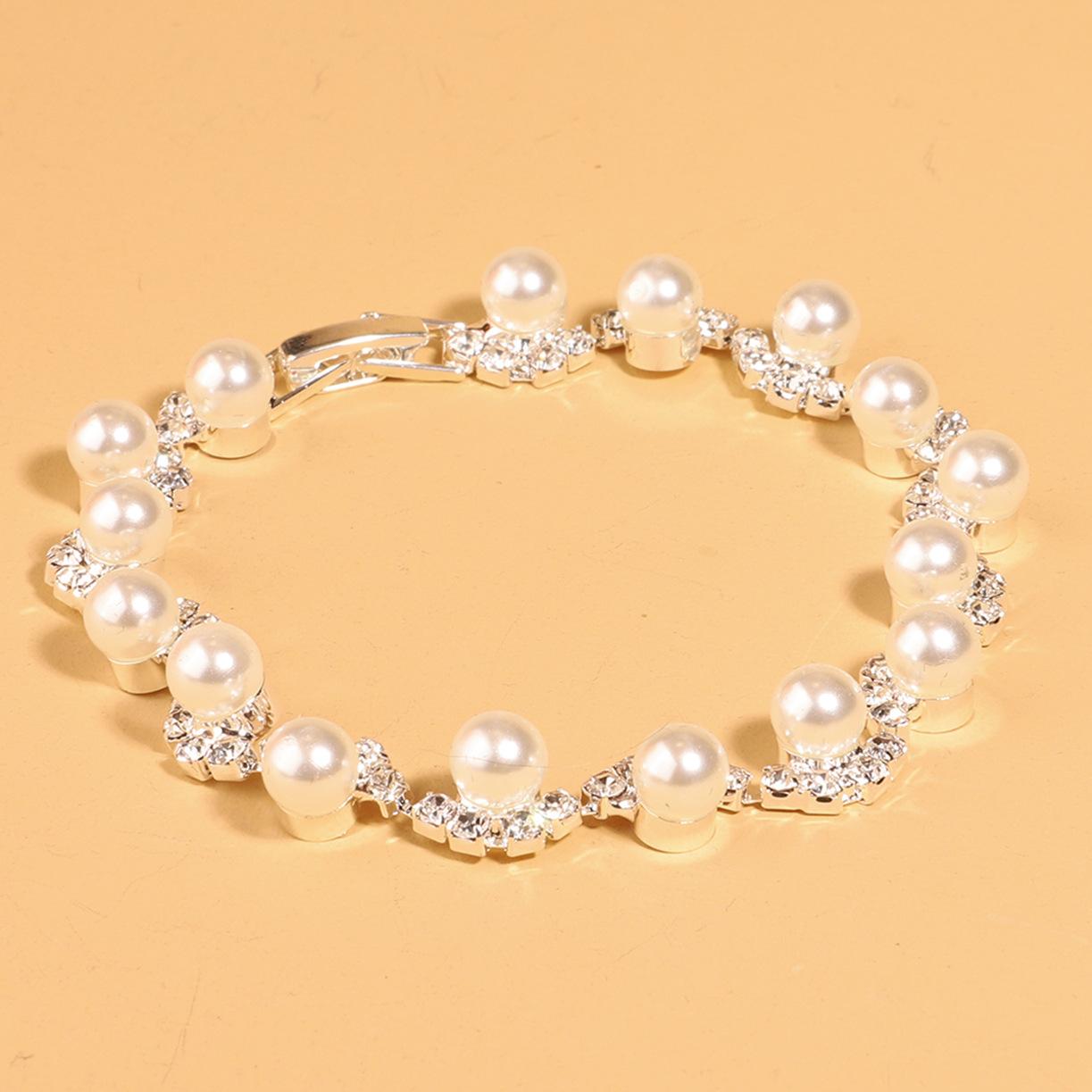 Стильные и элегантные браслеты со сверкающим жемчугом и стразами — фото 3