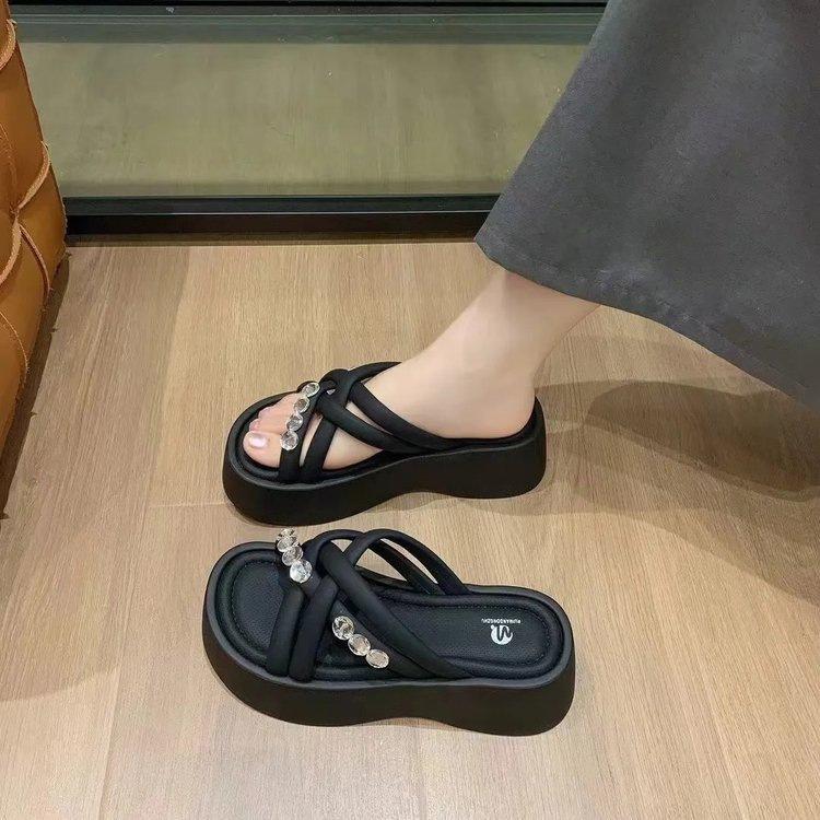 Beautiful temperament thick-soled cool slippers women's summer wear fashion and advanced sense 2025 new Xiaoxiangfeng going out beach shoes