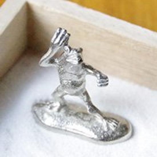 A miniature tin frog from the Choju Jinbutsu Giga perfect for your dry landscape painting, garden.