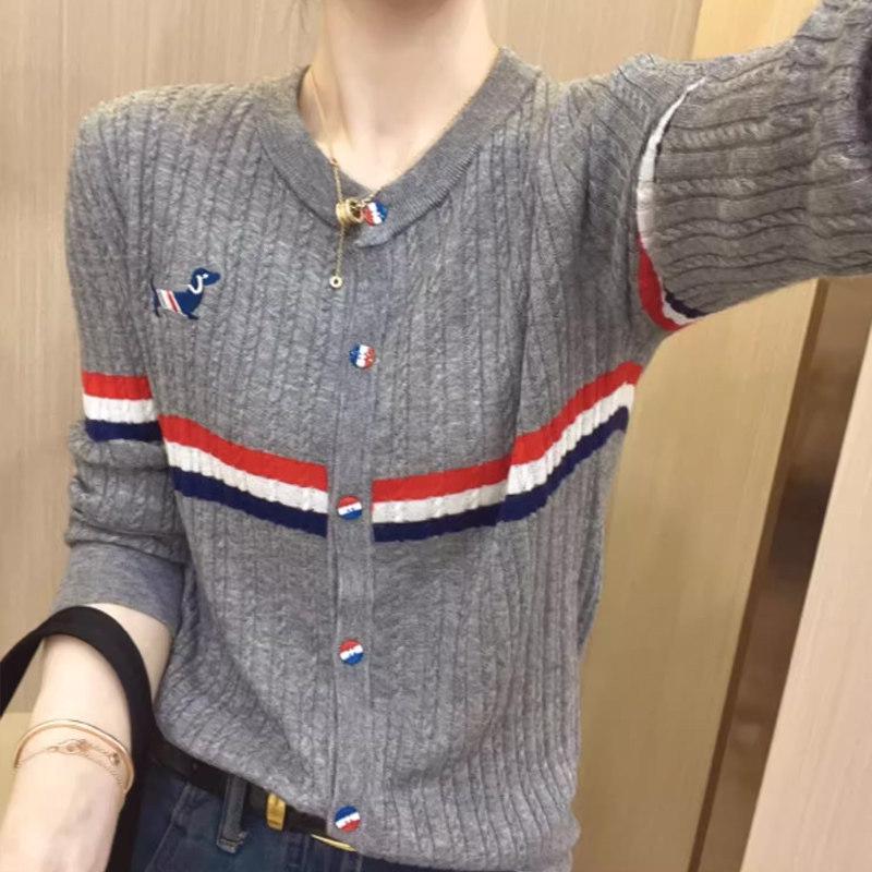 

Plus Size Women s Autumn/Winter Color Block Striped Cardigan Sweater - Stylish and Age-Reducing Design. M серый