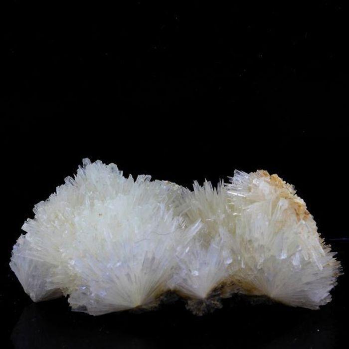 Pierres et Minéraux. Aragonite. 108.85 ct. Condat, Cantal, France.