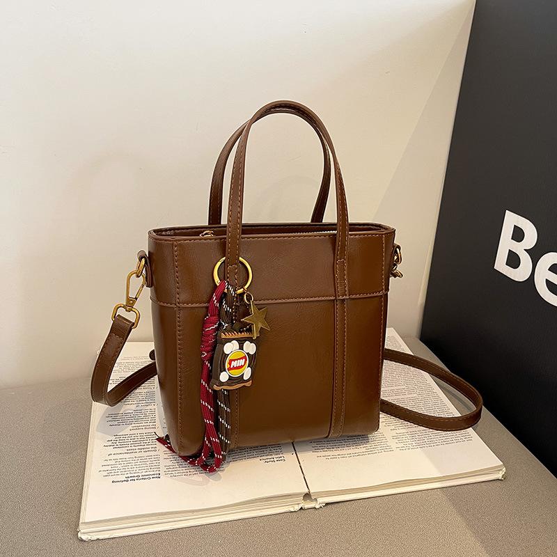 

Winter new fashion trend solid color vegetable basket small hand shoulder oblique span women s bag коричневый