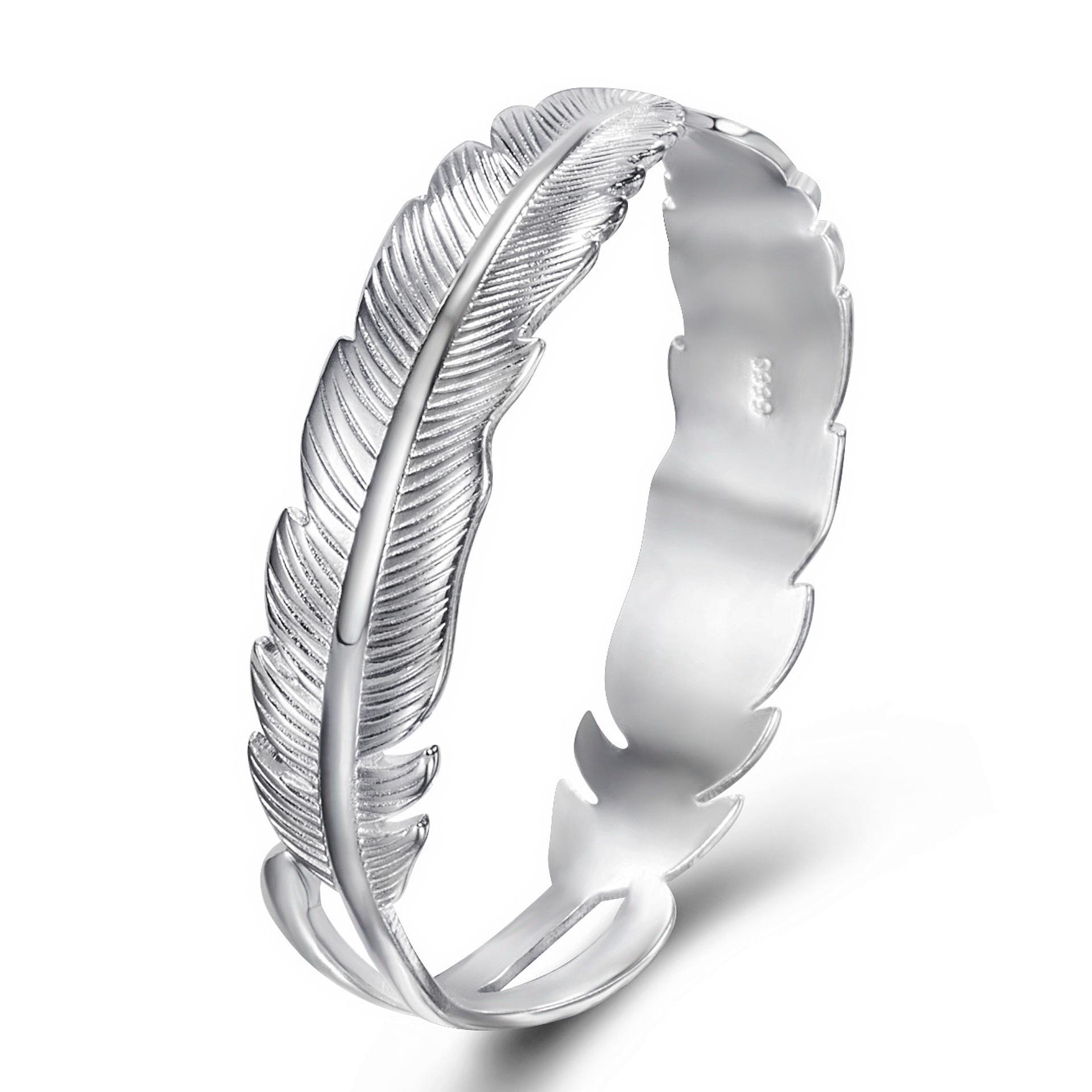 

Ретро браслет из перьев Такахаси Ланг: Мягкий 3D шарм с реалистичной текстурой