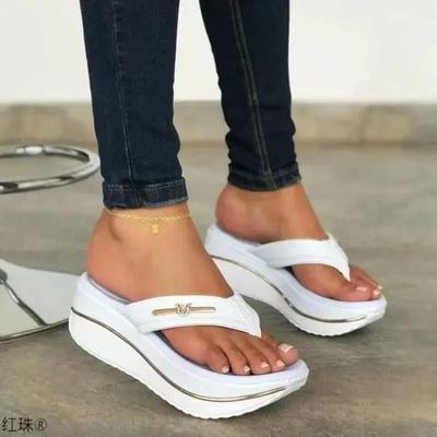 Chaussures pour femmes 2024 Tongs Pantoufles pour femmes Mode Décoration en métal Tongs de plage pour femmes Été Grandes tailles Pantoufles à plateforme