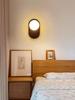 Wabi-sabi Japanische Massivholz-Wandleuchte: Minimalistische Nachttisch- und Eingangsleuchte.