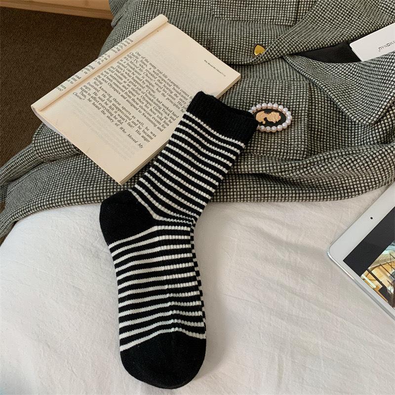 

Универсальные полосатые теплые кашемировые носки и модные носки до середины икры для повседневной носки 1 pair чёрный