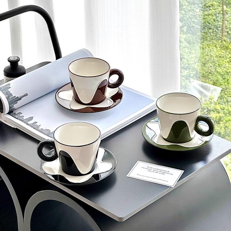 Schwarz und Weiß Wellenförmige Keramik Kaffeetasse Schmetterlings-Set Unterglasurfarben Handwerksbecher Latte-Tasse Leichter Luxus-Stil