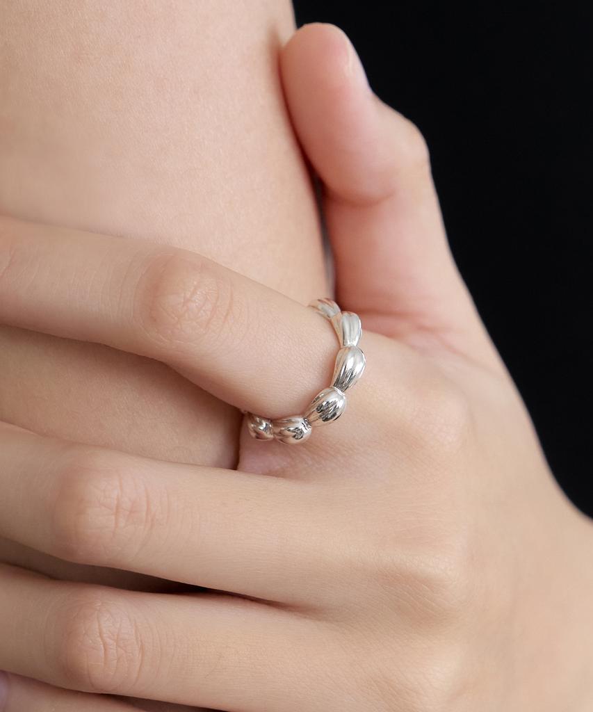 Byweekend Petal Free Ring
