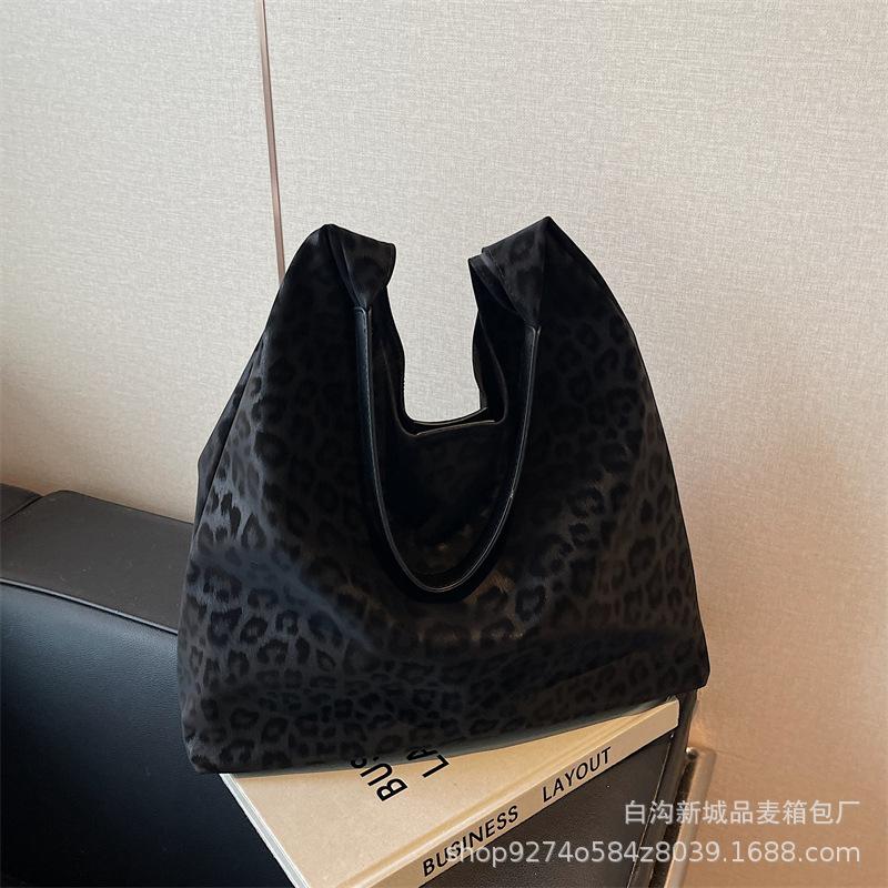

2025 new contrasting color bag women s retro printed leopard print large-capacity tote bag mother and child bag single shoulder underarm bag tide чорний