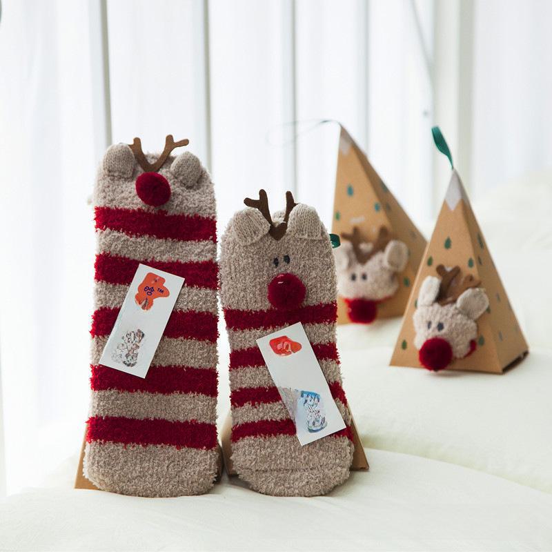Calcetines Navideños Acogedores de Forro Polar de Coral: Bordado de dibujos animados 3D grueso, Forro polar en la mitad lateral, Ideal para el hogar