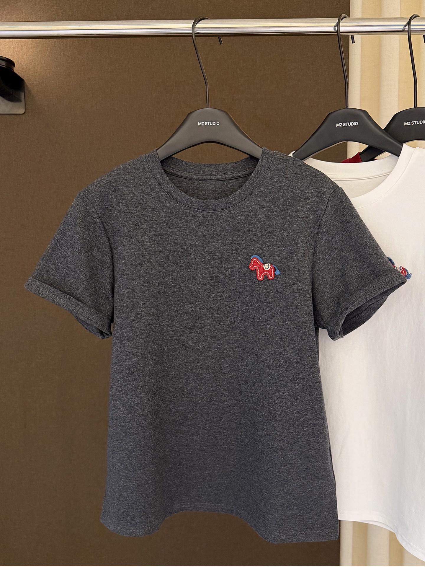 

2026 Autumn/Winter Women s Casual Slimming T-shirt: Round Neck, Short Sleeve, Cartoon Horse Embroidery. M