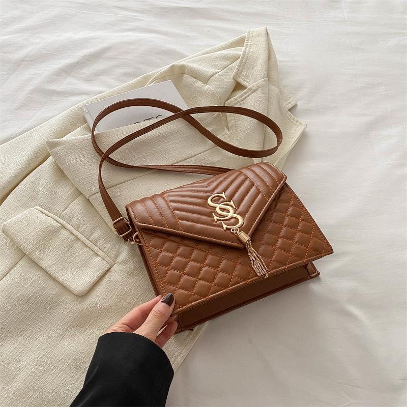 

Temperament commuting Korean version fringed shoulder messenger bag women s 2025 spring and summer new versatile ins small square bag women коричневый