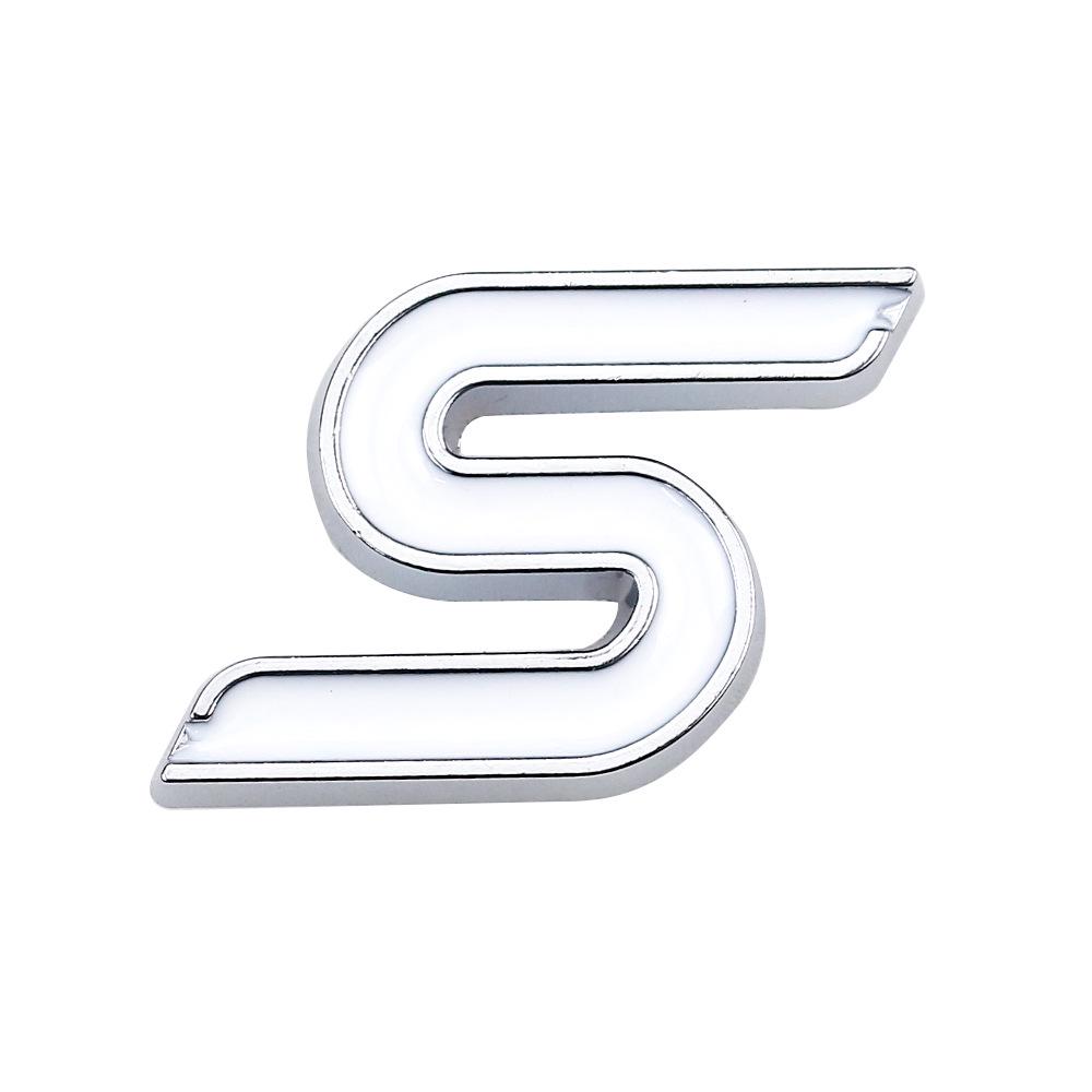 """S"" Logo""": Ideální pro upravené Fordy Mondeo, Focus, Fiesta a další sportovní modely. Obsahuje kovový znak vozu "S".