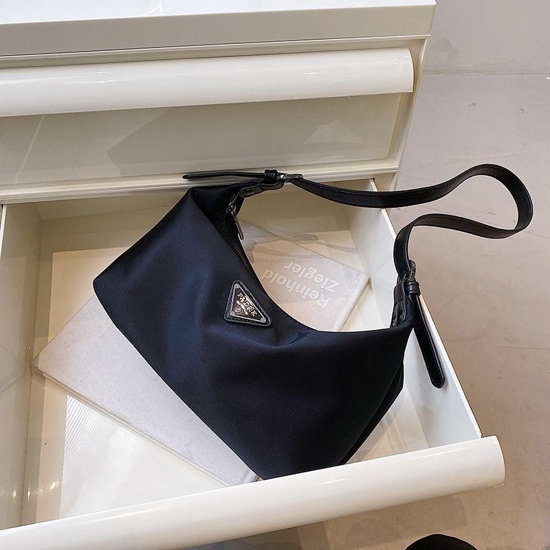 

Hong Kong Counter Oxford Cloth Pouch Women s 2024 New Arrival Fancy Shoulder Underarm Bag Fashion All-Match Messenger Bag Black