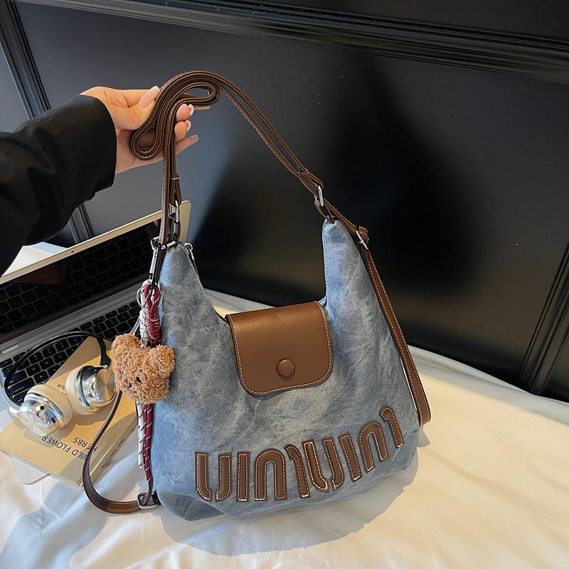 

Женская трансграничная сумка-тоут: Новый стиль, большая вместимость, нишевый дизайн, универсальная модная сумка-кроссбоди для поездок на работу Without Pendant