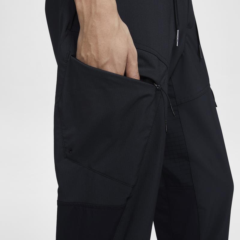 Nike A.P.S.. Pantaloni casual de exterior versatili, funcționali, cu uscare rapidă Dri-FIT ADV, cu buzunare multiple, pentru bărbați, negru carbon-negru FV8693010