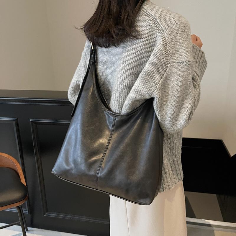 Winter Popular Oil Wax Leather Big Bag Women 2025 New Fashion Commuter Tote Bag Retro Large Capacity Armpit Bag