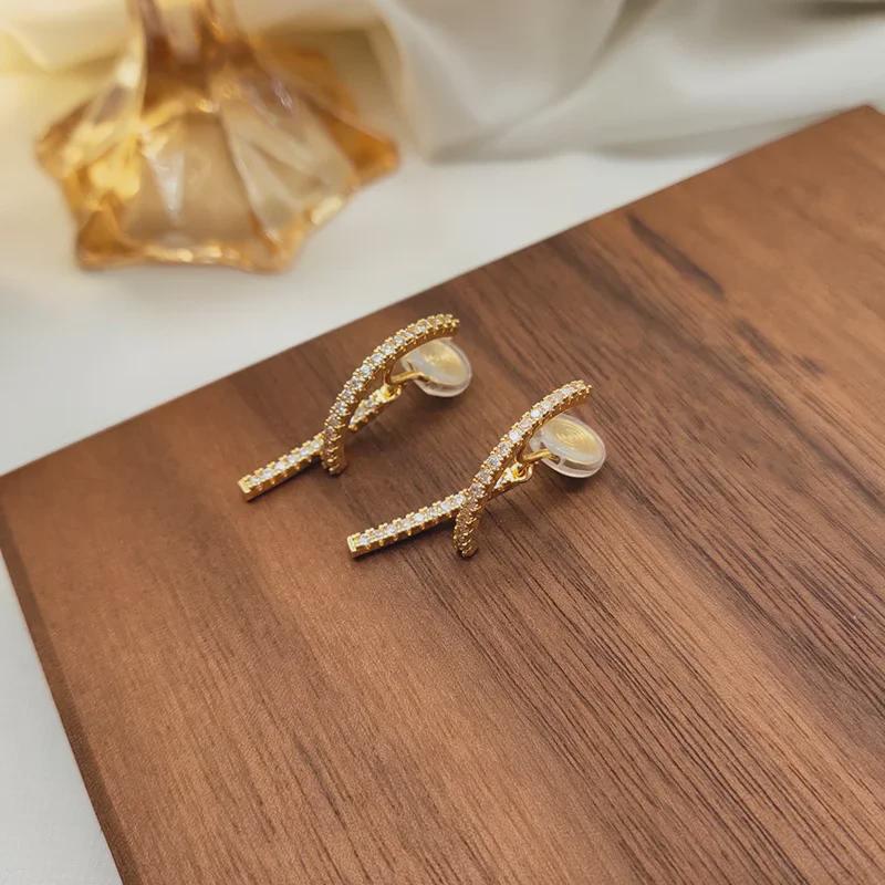 Korean One-Piece Diamond-Inlaid Cross Ear Clips for Women (Non-Pierced, Painless)