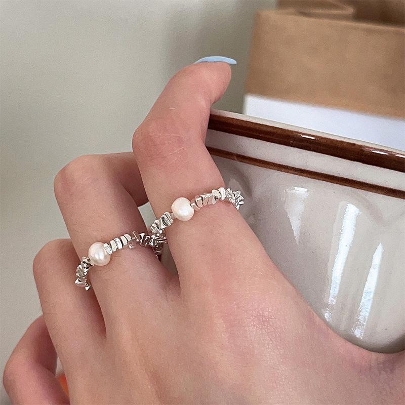 Women's Versatile Silver Pearl Elastic Ring: Fashionable, Simple Luxury for Any Occasion