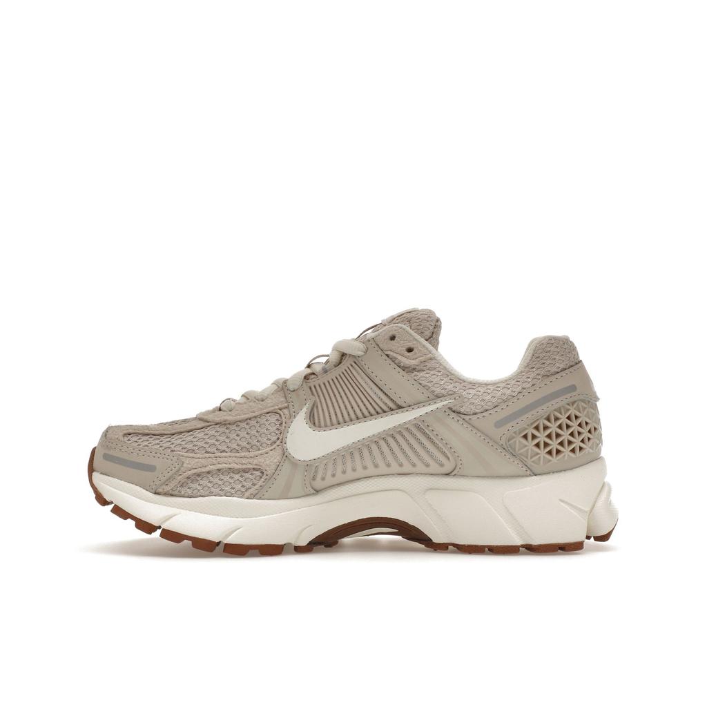 Nike Air Zoom Vomero 5 Light Orewood Brown Sail Argento Metallico Gomma Marrone Medio Donna FZ3780-101