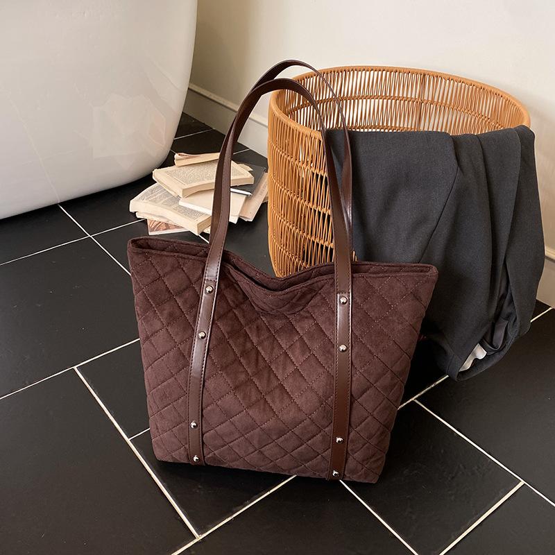 

Casual large-capacity underarm bag women s 2025 winter new lingge tote bag simple suede shoulder commuter bag