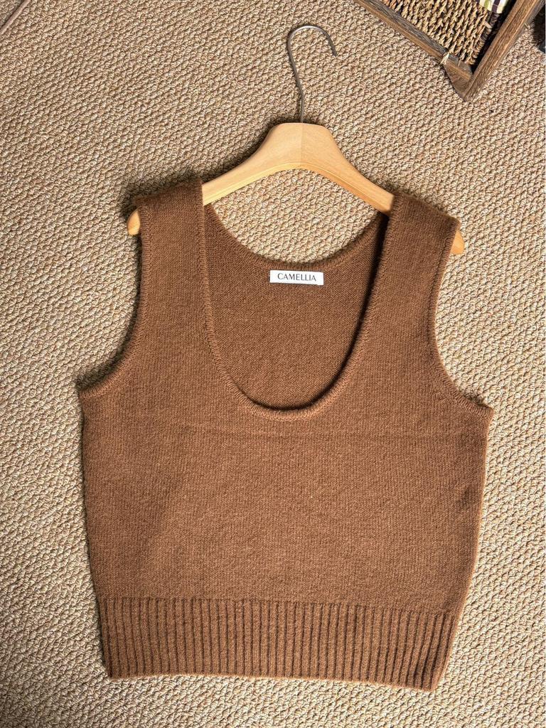 2026 Spring/Summer Women's 100% Wool Sleeveless U-Neck Knit Vest in Solid Color, Light Luxury Style