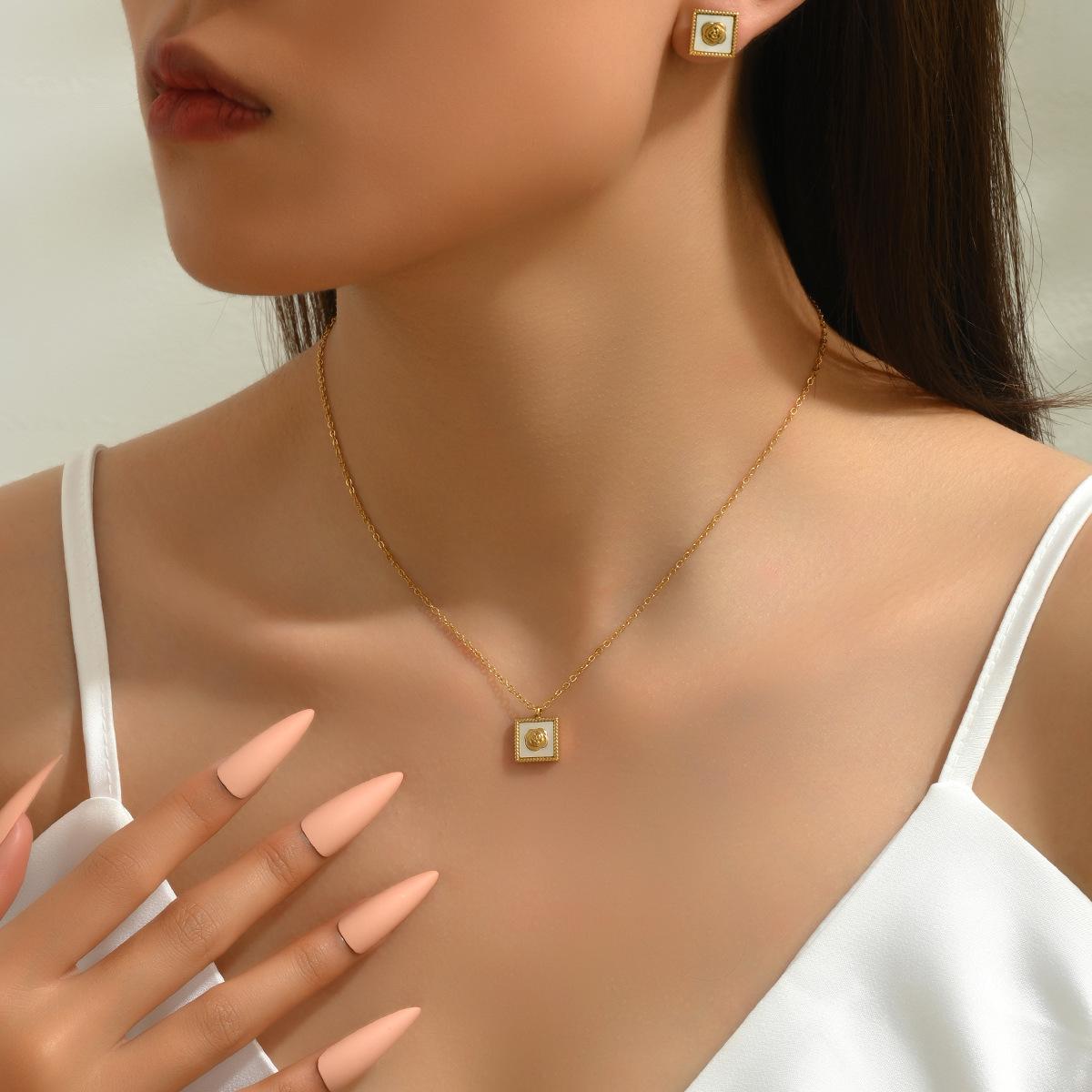 

Винтажный набор серег и ожерелья в придворном стиле, персонализированная гравировка, дизайн розы, серьги-гвоздики, простая цепочка для ключиц, для женщин