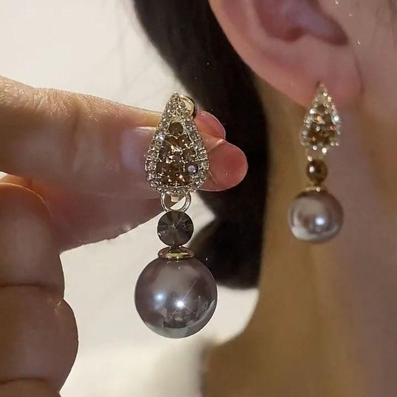 

Champagne Colored Earrings for Women with A Light Luxury and High-end Feel. New Trendy, Fashionable, and Atmospheric Earrings