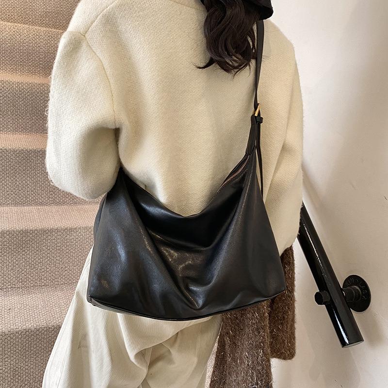 Large-capacity bag women's autumn and winter versatile new simple and fashionable shoulder messenger bag commuter dumpling bag
